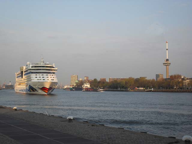 Aankomst cruiseschip ms AIDAdiva van AIDA Cruises aan de Cruise Terminal Rotterdam